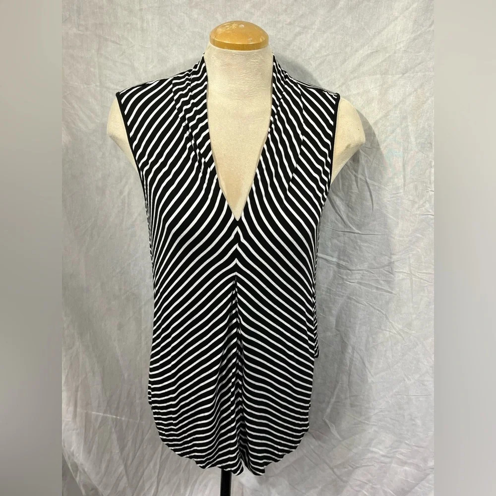 Cable & Gauge Black and White V-Neck Sleeveless Top
